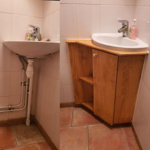 Photo de galerie - Petit meuble de rangement WC sur mesure pour cacher les vilains tuyaux. 