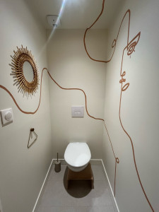 Photo de galerie - Mise en peinture et décoration d’un toilette 