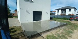 Photo de galerie - Réalisation de vos dalle béton y compris la finition des grès cérame sur plots .
béton lise propre avec léger pente 