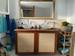 Photo de galerie - Meuble en Sipo avec cannage et miroir en bambou 