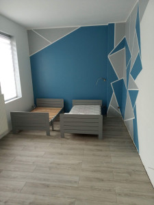 Photo de galerie - Rénovation intégrale d'une chambre :
rails+placo sur mur
plafond rabaissé en placo
pose du plancher
peinture avec ses motifs
changement du chambranle de porte + porte 