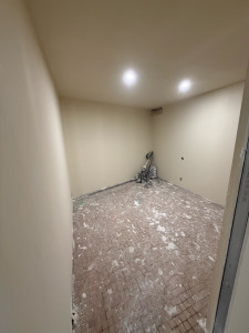 Photo de galerie - Première couche de peinture et seconde couche de peinture appliquée après révision d’enduit de la première à la deuxième couche