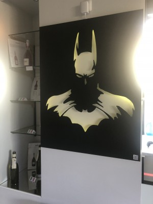 Photo de galerie - Tableau Batman en métal noir mat rétroéclairé en décoration 
