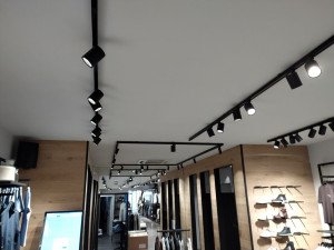 Photo de galerie - Installation rampe lumineuse dans un magasin