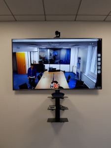 Photo de galerie - Mise en place d'une TV murale pour de la visio-conférence dans une salle de réunion
