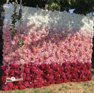 Photo de galerie - Création sur mesure d’un mur de fleurs. Location possible.