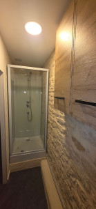 Photo de galerie - Réfection totale d'une petite salle de bain (maçonnerie, placo, enduits, plomberie, montage et pose de douche, montage et pose de meubles et lavabo).