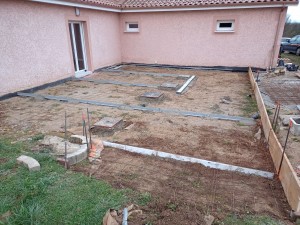 Photo de galerie - Préparation pour béton désactivé avec pose de caniveaux grille