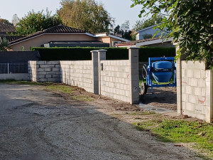 Photo de galerie - Réalisation mur de clôture poteaux est seuil de portail coulissant 