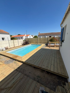 Photo de galerie - Création terrasse pin traité + tour de piscine 
