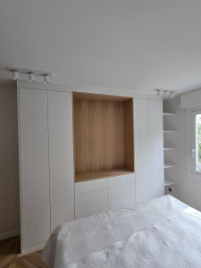 Photo de galerie - Fabrication de grand placard en bois medium a peintre avec un niche en placage chêne 
