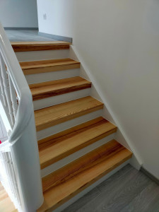 Photo de galerie - Rénovation et habillage sur mesure d’un escalier.