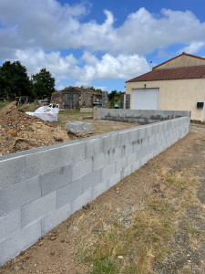 Photo de galerie - Mur de clôture en parpaings rectifié 