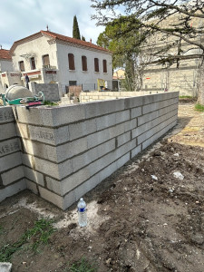 Photo de galerie - Maçonnerie mur de jardin Construction de villas ? Murs de jardin & murs de soutènement ? Escaliers intérieurs et extérieurs ? Construction de Piscines