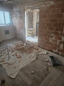 Photo de galerie - - Découpage cloison brique et nettoyage - Fixations  porte palière  a venir dans ossature métallique en plaque de platre 