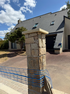 Photo de galerie - Pose de rehausse poteaux en béton et pose et joints de parements en pierre naturel 
