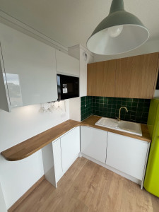 Photo de galerie - Pose de cuisine sur mesure complète (montage caissons, mise à niveau, luminaires, branchement évier et lave vaisselle ,) découpe et usinage plan de travail 