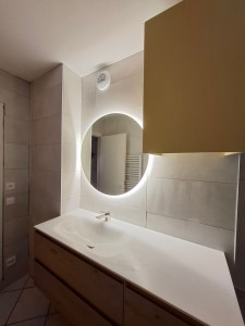 Photo de galerie - Rénovation salle de bain 
meubles le vasque 