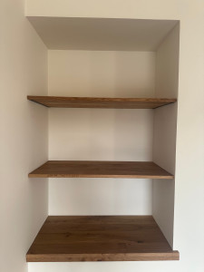 Photo de galerie - Étagères sur mesure en chêne massif