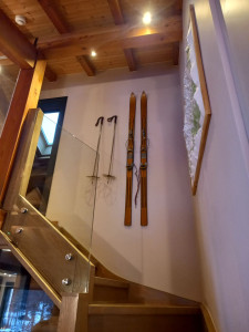 Photo de galerie - Décoration. Mise en valeur de skis vintage