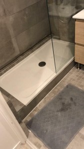 Photo de galerie - Remplacement d'une baignoire par une douche 