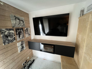 Photo de galerie - Télévision et meuble télé, fiction au mur