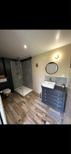 Photo de galerie - Remise à neuf complète de la salle de bain avec toilettes suspendues et douche spacieuse à la place de la baignoire 