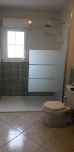 Photo de galerie - Bac de douche extra plat, wc, meuble double vasque, panneau de verre, colonne de douche 