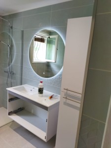 Photo de galerie - Installation meuble vasque et miroir et paroi de douche 