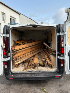Photo de galerie - Évacuation d’une vieille cabane en bois 
