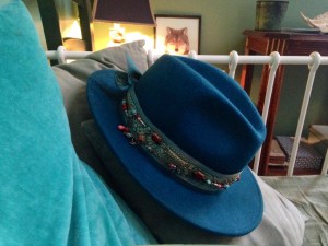 Photo de galerie - Accessoirisation , custumisation de chapeaux de tous les jours ou de cérémonies 