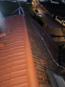 Photo de galerie - Remplacement écran sous toiture linteau tuiles faîtage d'urgence suite à une fuite