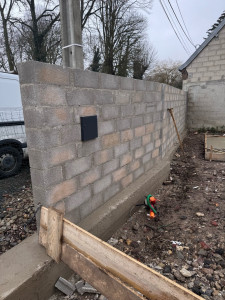 Photo de galerie - Montage de mur à niveau avec fondation de 80cm 