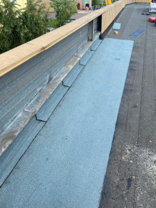 Photo de galerie - Pose d’une membrane bitumineuse soudé au chalumeau avec renforcement des relevés d’étanchéité sur les acrotères travail soigné, assurant une protection durable contre les infiltrations d’eau 