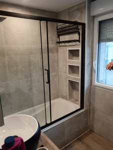 Photo de galerie - Installation complète de la salle de bain plomberie baignoire carrelage pare baignoire
