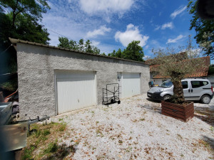 Photo de galerie - Réalisation d'un crépi traditionnel sur un garage avec machine à enduire 