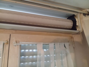 Photo de galerie - Réparation du volet roulant ( refixation du tablier et réglage du moteur) et contrôle du bon fonctionnement.