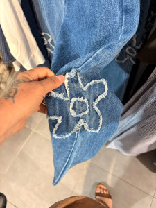 Photo de galerie - Fleur en jeans