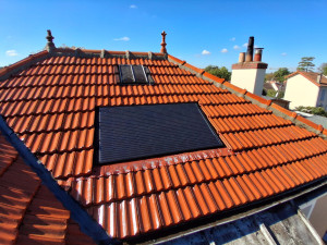 Photo de galerie - Après notre intervention d'entretien de toiture avec nettoyage basse pression avec l'entretien de Panneau solaire et application anti mousse d'alep 2100