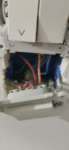 Photo de galerie - Changement interrupteur volet roulant pour mise en place d'un interrupteur connecté (domotique) pour pilotage par téléphone et programmation horaire fermeture ouverture automatique 