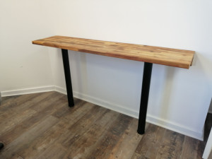 Photo de galerie - Fixation d'une table haute sur mur béton 