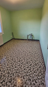 Photo de galerie - Papier rétro avec carrelage en crédence, enduit, ponçage et peinture 