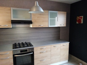 Photo de galerie - Montage d'une cuisine. 