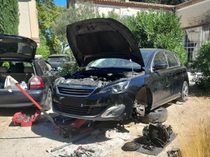 Photo de galerie - Peugeot 308 en court d embrayage avec une bonne fuite d huile. 