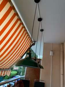 Photo de galerie - Installation de luminaires suspendus au-dessus d'une table de jeu. Raccordement électrique sécurisé et alignement précis pour un éclairage optimal.