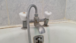 Photo de galerie - Remplacement d'une robinetterie d'une baignoire (photo n°1).