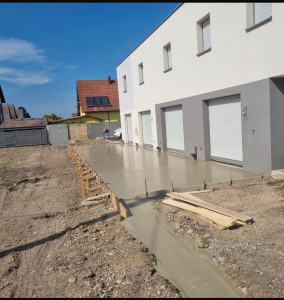 Photo de galerie - Réalisation terrasse en béton (Décaissement, dameuse, coffrage & ferraillage puis coulage béton) 