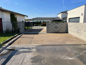 Photo de galerie - Réalisation allée en concassées + mur parpaing et seuil de portail 