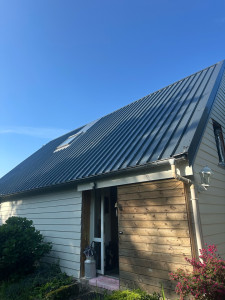 Photo de galerie - Pose de bac acier isolé ( panneau sandwich) sur toiture à forte pente 