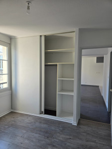 Photo de galerie - Aménagement placard coulissant chambre et pose parquet flottant